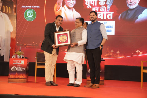 Dr. Nishant Gupta receiving an honour on stage at the UP Ke Mann Ki Baat conclave