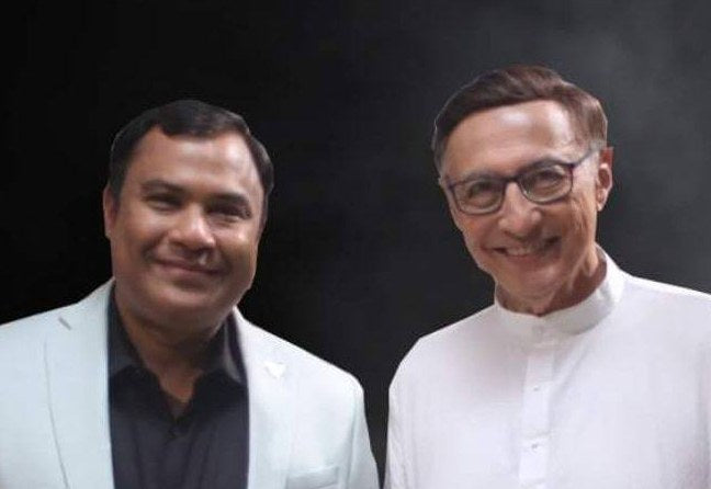 Dr. Nishant Gupta gifting a box of Suamla to actor Anang Desai