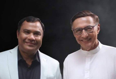Dr. Nishant Gupta gifting a box of Suamla to actor Anang Desai