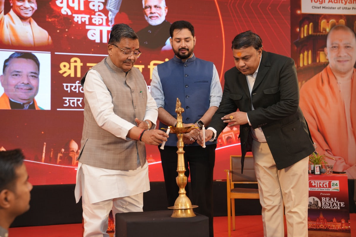 Dr. Nishant Gupta at the lamp-lighting ceremony with UP Tourism Minister Shri Jaiveer Singh